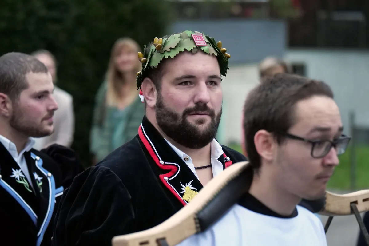 Man sieht Fabian Kindlimann inmitten der Ehrendelegation.